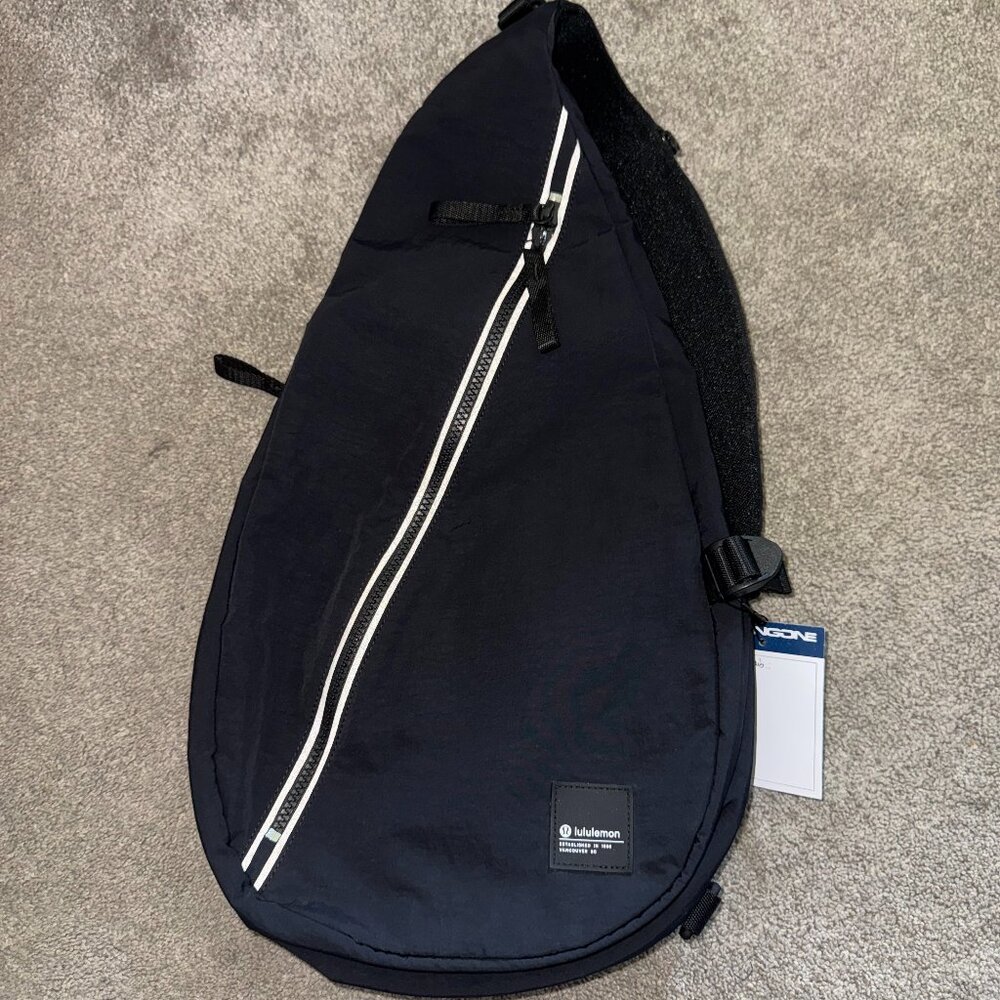 LULULEMON BLACK FAST TRACK CROSSBODY SLING BAG- BRAND NEW